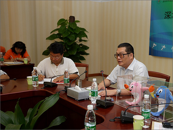 外運(yùn)會(huì)組委會(huì)副主任、中國(guó)國(guó)際投資促進(jìn)會(huì)副會(huì)長(zhǎng)、深圳市國(guó)際投資促進(jìn)會(huì)會(huì)長(zhǎng)李清森（中間）