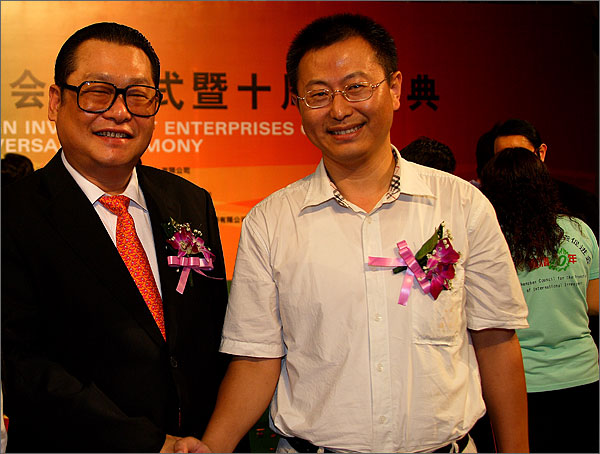 深圳市黑眼睛廣告有限公司文總和深圳市委常委、副市長(zhǎng)、外運(yùn)會(huì)組委會(huì)主任陳應(yīng)春親切握手留影