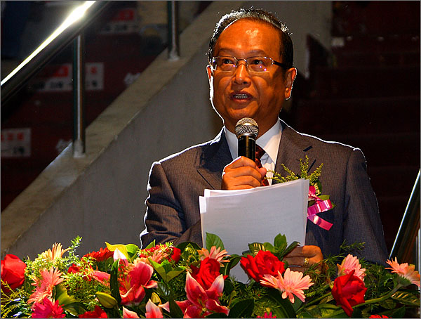 富士康科技集團(tuán)副總經(jīng)理何友成作了熱情漾溢的講話(huà)