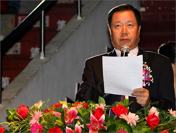 深圳市貿(mào)易工業(yè)局黨組成員、深圳市世貿(mào)組織事務(wù)中心主任、外運(yùn)會(huì)組委會(huì)副主任張金生主持了開(kāi)幕式