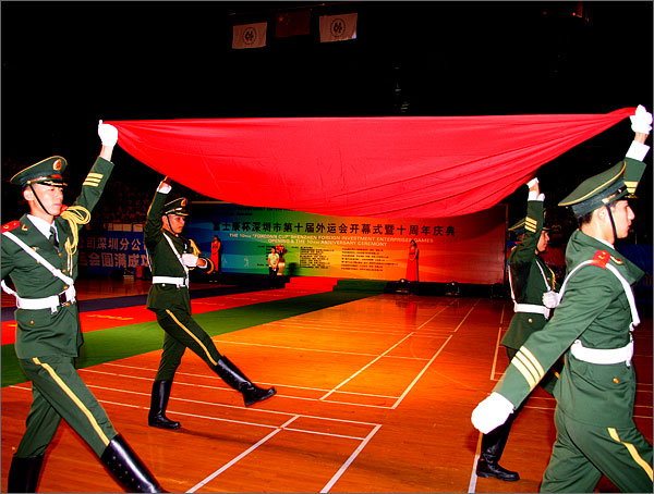 駐深武警戰(zhàn)士護(hù)衛(wèi)國(guó)旗入場(chǎng)